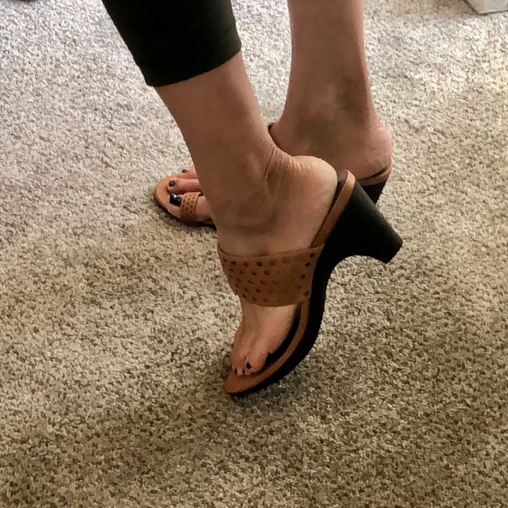 Joy Chen summer slide sandals with kitten heel and toe ring. Comfortable!